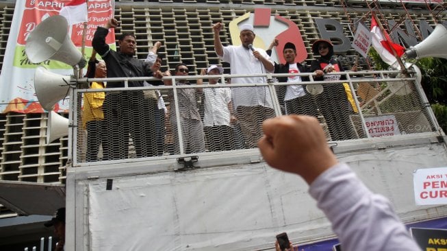 Massa yang tergabung dalam Komando Barisan Rakyat Lawan Pemilu Curang melakukan aksi di depan kantor Bawaslu, Jakarta, Rabu (24/4). [Suara.com/Arief Hermawan P]