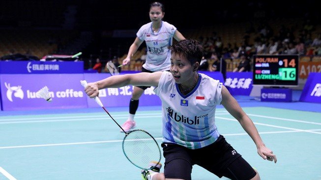 Pasangan ganda putri Indonesia, Greysia Polii/Apriyani Rahayu, angkat koper lebih cepat dari Badminton Asia Championship 2019 usai takluk dari wakil China, Li Wenmei/Zheng Yu, di babak pertama, Rabu (24/4/2019). [Humas PBSI]