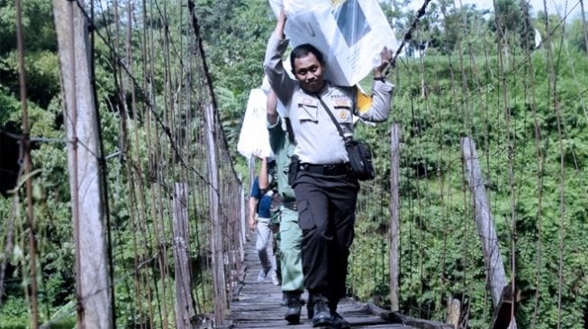 Pengirim logistik pemilu. (Timesindonesia/ist)