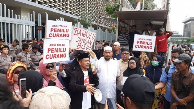 Desak Nyatakan Pemilu Curang, Gerakan Rakyat Geruduk Kantor Bawaslu