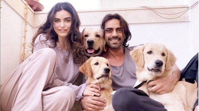 Arjun Rampal bersama kekasih, Gabriella Demetriades. [Instagram]