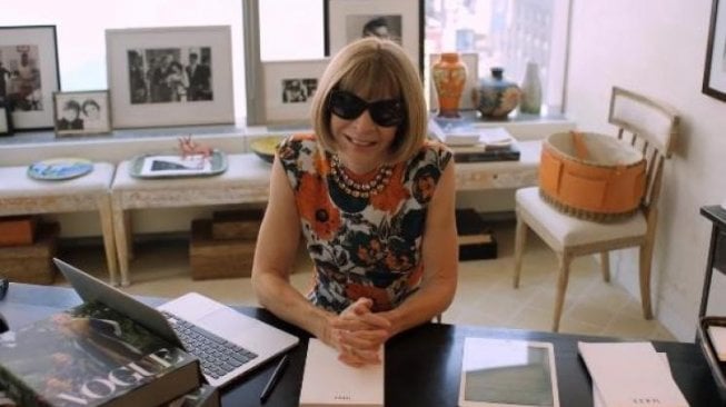 Anna Wintour selalu pakai kacamata hitam. (YouTube/Vogue)