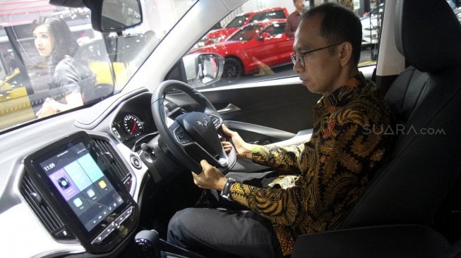 Suasana pameran Indonesia International Motor Show (IIMS) 2019 di JIEXpo Kemayoran, Jakarta, Kamis (25/4). [Suara.com/Arief Hermawan P]