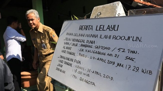 Gubernur Jateng Ganjar Pranowo saat melayat ke rumah duka petugas KPPS. (Suara.com/Adam Iyasa)