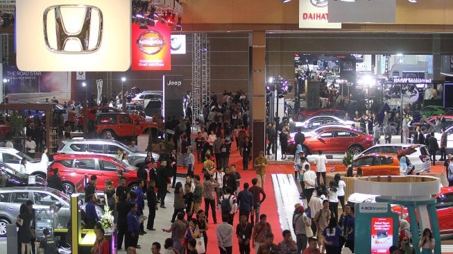 Suasana pameran Indonesia International Motor Show (IIMS) 2019 di JIEXpo Kemayoran, Jakarta, Kamis (25/4). [Suara.com/Arief Hermawan P]