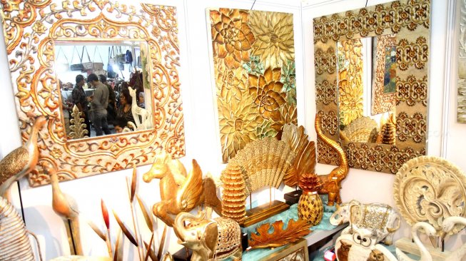 Pengunjung mengamati beragam kerajinan tangan dalam gelaran The 21st Jakarta International Handicraft Trade Fair (Inacraft) 2019 di JCC, Jakarta, Kamis (25/4). [Suara.com/Arief Hermawan P]