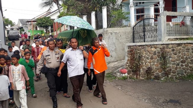 Jenazah Ketua KPPS TPS 04 Kelurahan Tengah, Kecamatan Cibinong, Arman ditandu menuju pemakaman, Kamis (25/4/2019). [Suara.com/Rambiga]