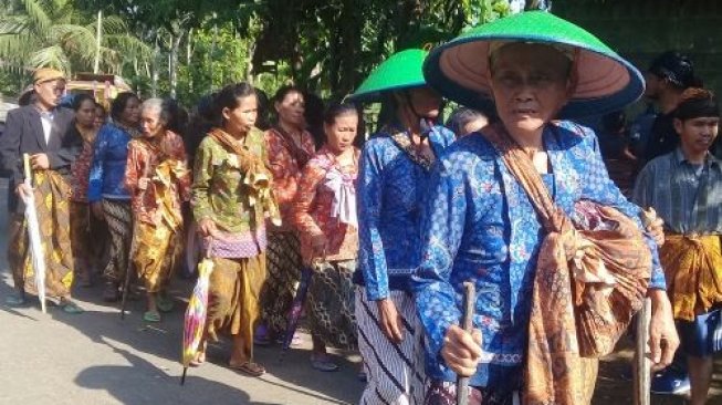 Beberapa pengikut perempuan Banakeling ikut berjalan kaki untuk mengikuti ritual Perlon Unggahan. [Suara.com/Teguh Lumbiria] 