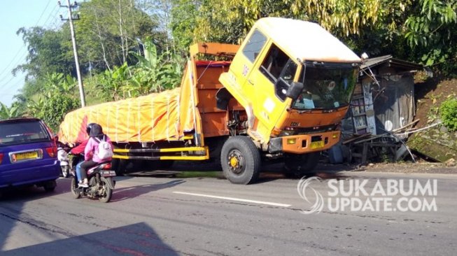 Truk Pengangkut Semen Mogok Ditinggalkan Sopir Picu Kemacetan