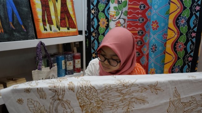 Batik buatan penyandang difabel dipamerkan di INACRAFT. (Dokumentasi Rumah Kreatif BUMN, BNI)