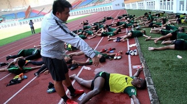 Peserta mengikuti seleksi Tim Nasional (Timnas) Indonesia U-19 di Stadion Wibawa Mukti, Cikarang, Kabupaten Bekasi, Jawa Barat, Kamis (25/4/2019). Seleksi yang diikuti 43 pesepak bola rekomendasi klub junior seluruh Indonesia tersebut guna mempersiapkan laga Piala AFF U-19 di Vietnam pada Agustus 2019. ANTARA FOTO/Risky Andrianto