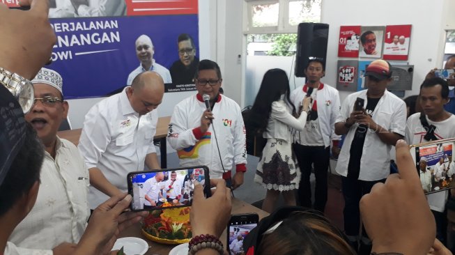 Relawan Jokowi Potong Tumpeng, Hasto: Ini Adalah Kemenangan Rakyat