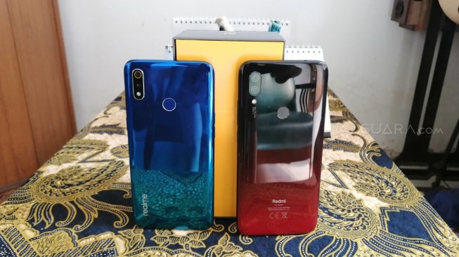 Redmi 7 vs realme 3. [Suara.com/Tivan Rahmat]