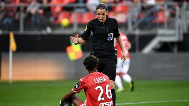 Wasit Stephanie Frappart saat memimpin sepak bola Ligue 2 Perancis antara Valenciennes dan Beziers di Stadion Hainaut Valenciennes, Perancis, Jumat (19/4). [FRANCK FIFE / AFP]