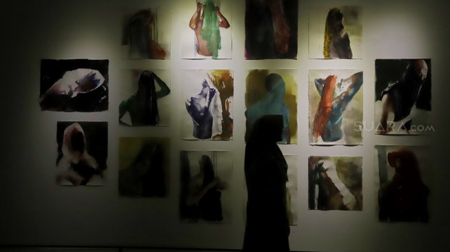 Pengunjung menikmati karya yang terpajang pada acara Pameran Seni Rupa Nusantara, di Galeri Nasional, Jakarta Pusat, Kamis (25/4). [Suara.com/Muhaimin A Untung]