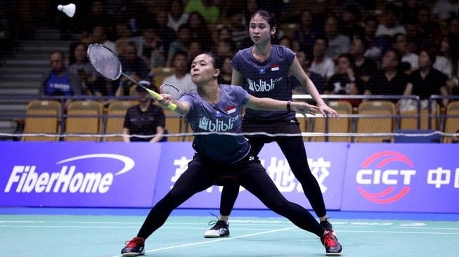 Pasangan ganda putri Indonesia, Della Destiara Haris/Rizki Amelia Pradipta, menang atas pasangan China, Dong Wenjing/Feng Xueying, di babak kedua Kejuaraan Bulutangkis Asia 2019, Kamis (25/4). [Humas PBSI]