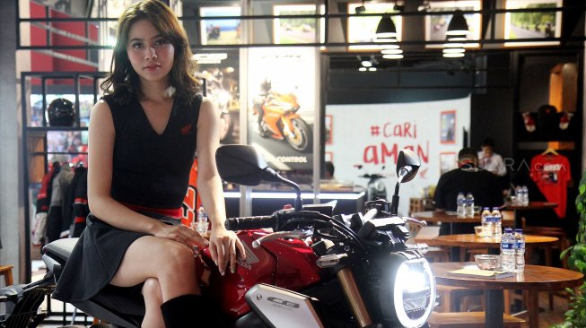 Sales Promotion Girl (SPG) berpose saat gelaran Indonesia International Motor Show (IIMS) 2019 di JIEXpo Kemayoran, Jakarta, Kamis (25/4). [Suara.com/Arief Hermawan P]