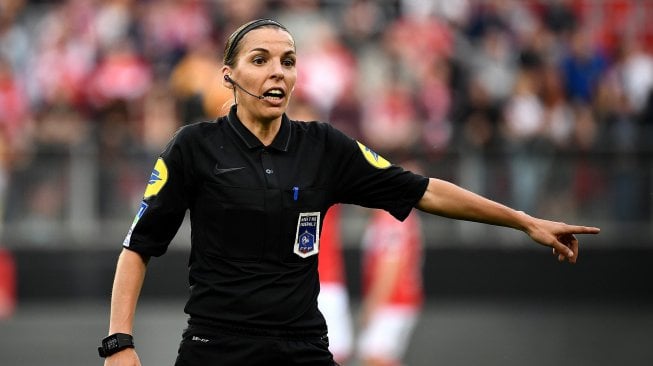 Wasit Stephanie Frappart saat memimpin sepak bola Ligue 2 Perancis antara Valenciennes dan Beziers di Stadion Hainaut Valenciennes, Perancis, Jumat (19/4). [FRANCK FIFE / AFP]