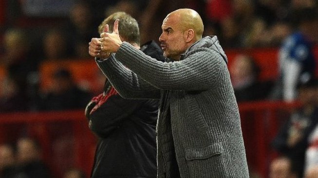 Reaksi manajer Manchester City Pep Guardiola (kanan) saat skuatnya menghadapi Manchester United di Old Trafford. Oli SCARFF / AFP