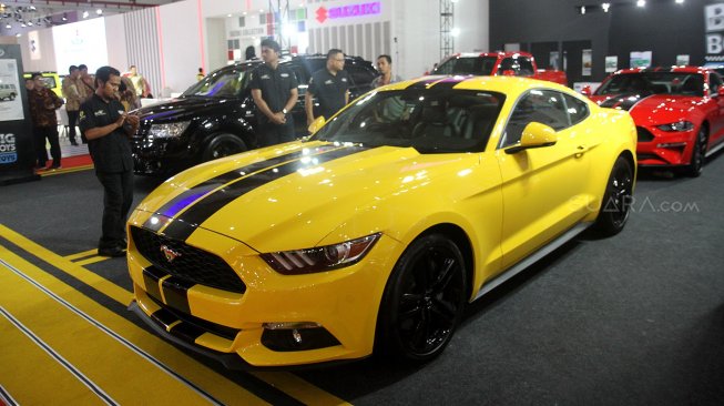 Suasana pameran Indonesia International Motor Show (IIMS) 2019 di JIEXpo Kemayoran, Jakarta, Kamis (25/4). [Suara.com/Arief Hermawan P]