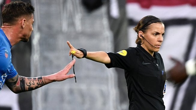 Wasit Stephanie Frappart saat memimpin sepak bola Ligue 2 Perancis antara Valenciennes dan Beziers di Stadion Hainaut Valenciennes, Perancis, Jumat (19/4). [FRANCK FIFE / AFP]