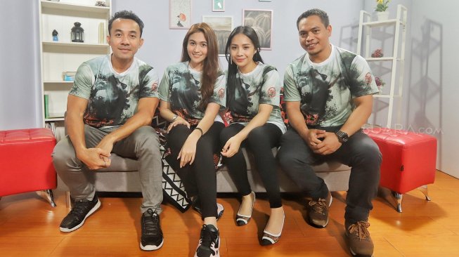 Artis Nagita Slavina, Volland Humonggio, Denira Wiraguna dan Sutradara Ubay Fox berpose saat berkunjung ddi kantor Redaksi Suara.com, Jakarta, Kamis (25/4). [Suara.com/Muhaimin A Untung]