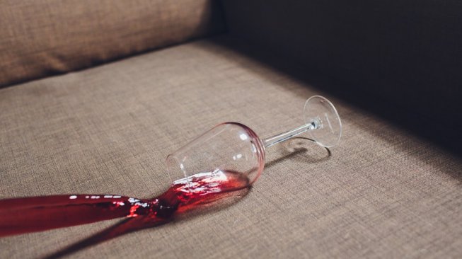 Noda wine di sofa bisakah dibersihkan? (Shutterstock)