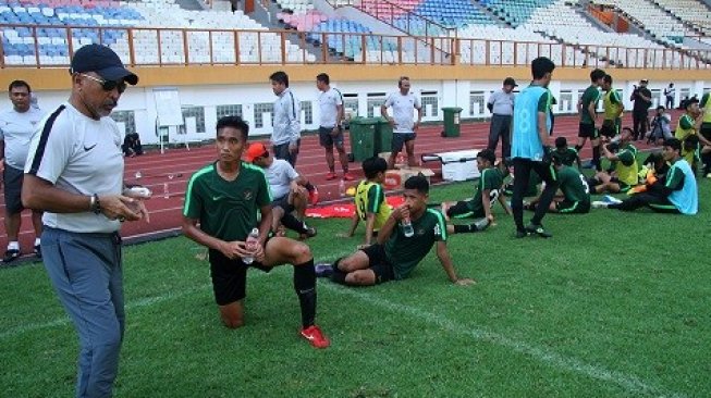 Pelatih Tim Nasional (Timnas) Indonesia U-19 Fakhri Husaini (kiri) memberikan arahan saat seleksi pesepak bola Timnas U-19, di Stadion Wibawa Mukti, Cikarang, Kabupaten Bekasi, Jawa Barat, Kamis (25/4/2019). Seleksi yang diikuti 43 pesepak bola rekomendasi klub junior seluruh Indonesia tersebut guna mempersiapkan laga Piala AFF U-19 di Vietnam pada Agustus 2019. ANTARA FOTO/Risky Andrianto