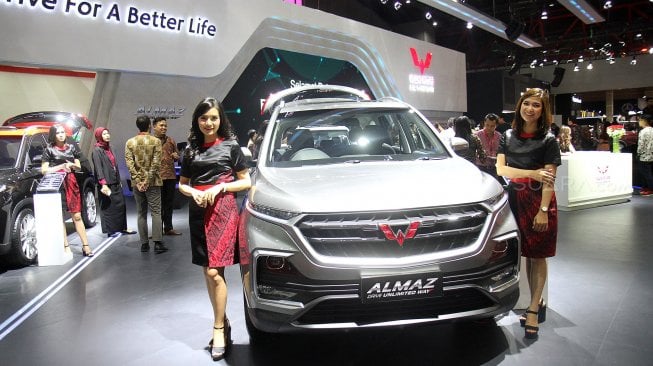 Suasana pameran Indonesia International Motor Show (IIMS) 2019 di JIEXpo Kemayoran, Jakarta, Kamis (25/4). [Suara.com/Arief Hermawan P]