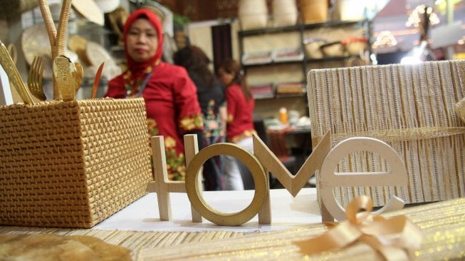 Pengunjung mengamati beragam kerajinan tangan dalam gelaran The 21st Jakarta International Handicraft Trade Fair (Inacraft) 2019 di JCC, Jakarta, Kamis (25/4). [Suara.com/Arief Hermawan P]