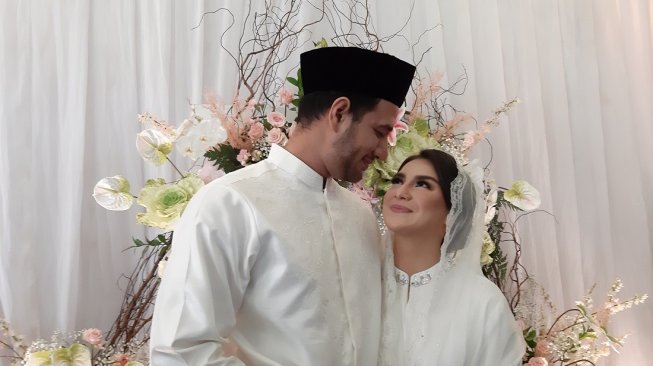 Irish Bella dan Ammar Zoni di momen sungkeman di kawasna Cinere, Depok, Kamis (25/4/2019). [Suci Febriastuti/Suara.com]