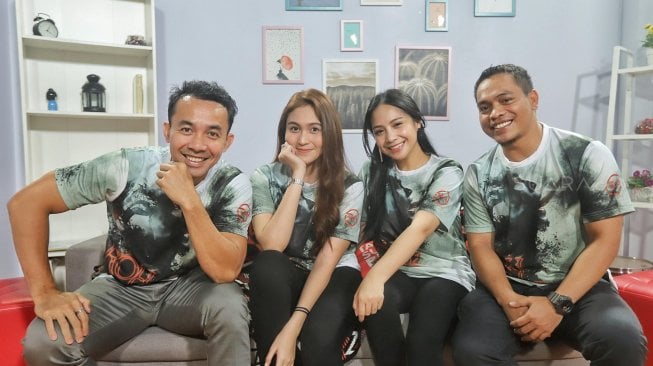 Artis Nagita Slavina, Volland Humonggio, Denira Wiraguna dan Sutradara Ubay Fox berpose saat berkunjung ddi kantor Redaksi Suara.com, Jakarta, Kamis (25/4). [Suara.com/Muhaimin A Untung]