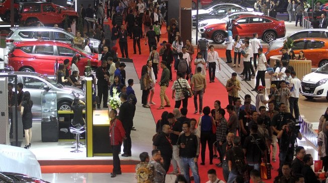 Suasana pameran Indonesia International Motor Show (IIMS) 2019 di JIEXpo Kemayoran, Jakarta, Kamis (25/4). [Suara.com/Arief Hermawan P]