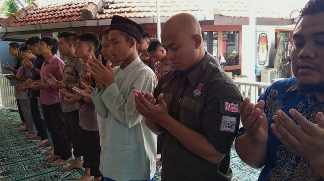 KPU Jawa Timur Gelar Salat Gaib untuk Pahlawan Demokrasi yang Meninggal