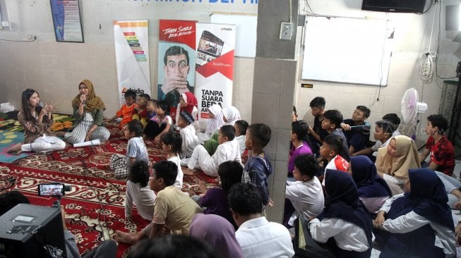 Suasana kunjungan tim PT Arkadia Media Digital Tbk ke Panti Asuhan Anak Yayasan Remaja Masa Depan di kawasan Tebet, Jakarta, Jumat (26/4). [Suara.com/Arief Hermawan P