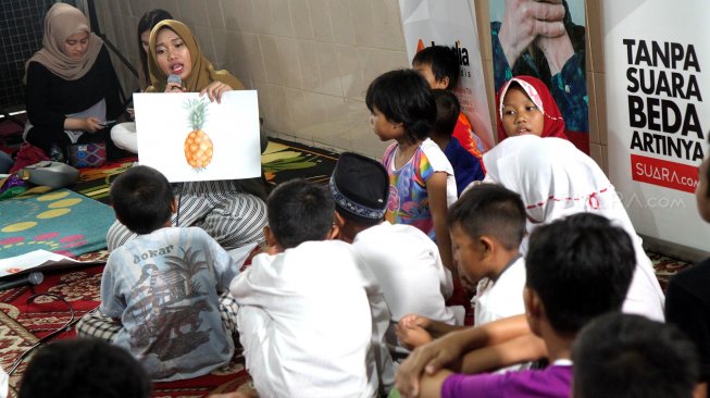 Suasana kunjungan tim PT Arkadia Media Digital Tbk ke Panti Asuhan Anak Yayasan Remaja Masa Depan di kawasan Tebet, Jakarta, Jumat (26/4). [Suara.com/Arief Hermawan P