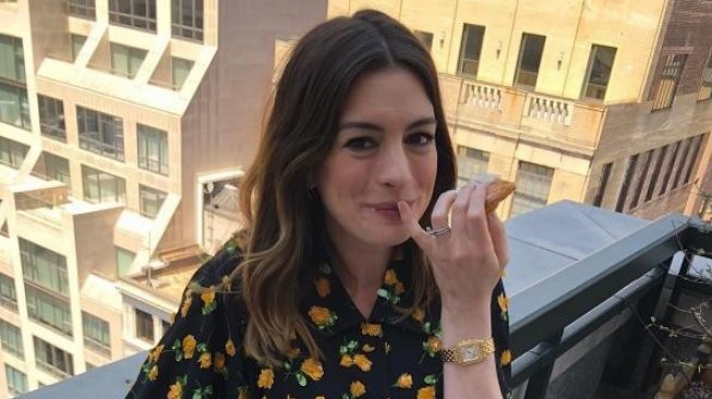 Hamil Anak Kedua, Anne Hathaway Pamer Foto Baby Bump di Instagram