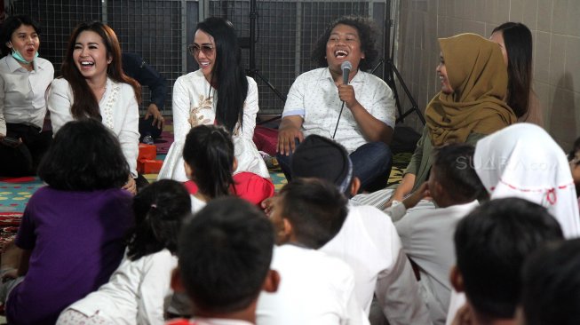 Suasana kunjungan tim PT Arkadia Media Digital Tbk ke Panti Asuhan Anak Yayasan Remaja Masa Depan di kawasan Tebet, Jakarta, Jumat (26/4). [Suara.com/Arief Hermawan P