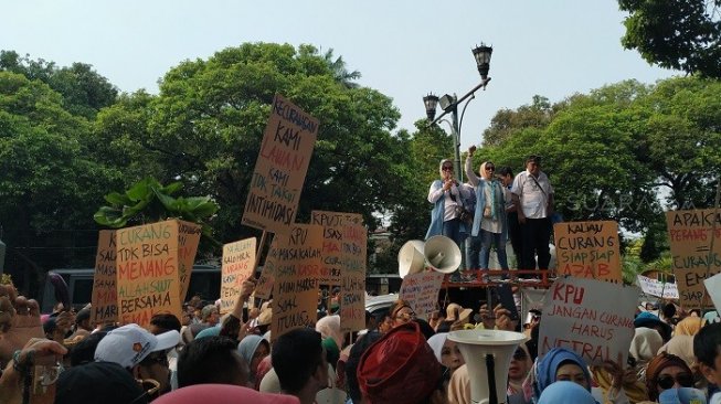 Unjuk Rasa 3 Jam di KPU, Emak-emak Pendukung Prabowo Bawa Perabotan Masak