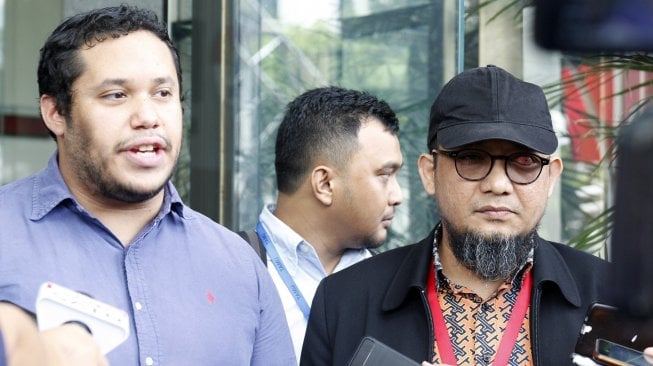 Penyidik Senior Komisi Pemberantasan Korupsi (KPK) Novel Baswedan (kanan) didampingi Manager Advokasi Asia Pasifik Amnesty Internasional Fransisco Bencosme (kiri) memberikan keterangan pers di Gedung KPK, Jakarta, Jumat (26/4).  [ANTARA FOTO/Yulius Satria Wijaya]