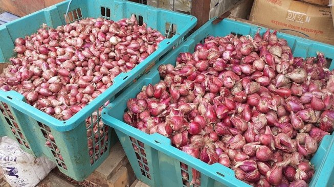 Bawang Merah di Pasar Senen. (Suara.com/Fauzi)