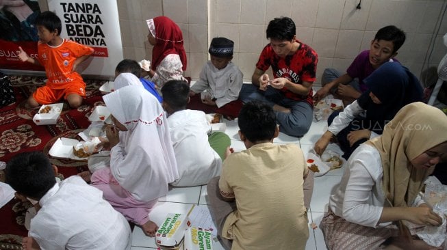 Suasana kunjungan tim PT Arkadia Media Digital Tbk ke Panti Asuhan Anak Yayasan Remaja Masa Depan di kawasan Tebet, Jakarta, Jumat (26/4). [Suara.com/Arief Hermawan P