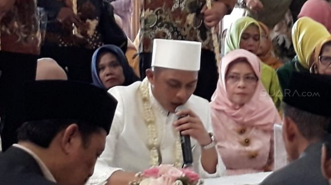 Muzdalifah dan Fadel Islami resmi menikah di Masjid Syamsul Huda, Benda, Tangerang, Jumat (26/4/2019). [Sumarni/Suara.com]