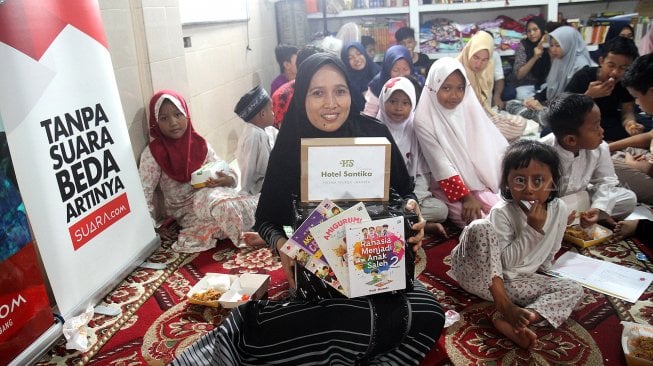 Suasana kunjungan tim PT Arkadia Media Digital Tbk ke Panti Asuhan Anak Yayasan Remaja Masa Depan di kawasan Tebet, Jakarta, Jumat (26/4). [Suara.com/Arief Hermawan P