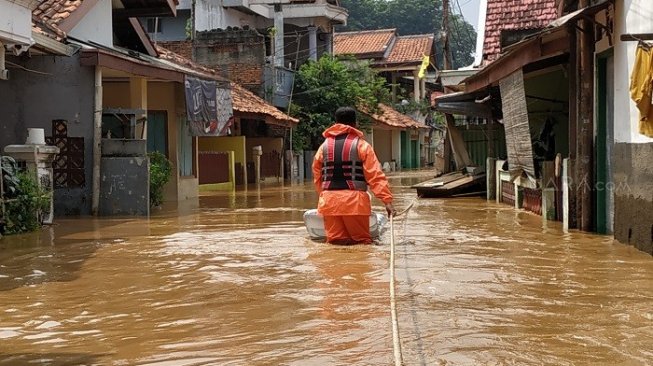 Tak Mau Dievakuasi Saat Banjir, Asma Seorang Ibu Kambuh