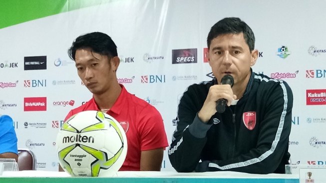Pelatih PSM Makassar Darije Kalezic (kanan) dan pemain PSM Rivky Mokodompit (kiri) pada jumpa pers sehari jelang pertandingan. [Suara.com/Adie Prasetyo]