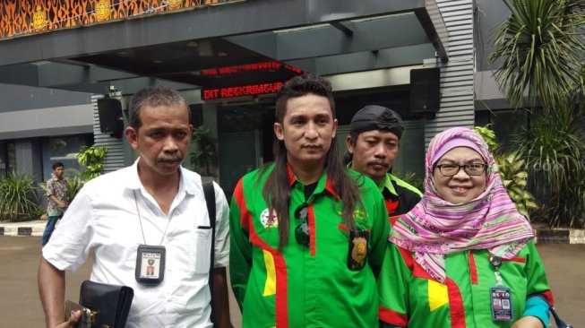 Pelapor akun Instagram @erintaulany, Firdaus Oiwobo, di Polda Metro Jaya, Jumat (26/4/2019). [Suci Febriastuti/Suara.com]