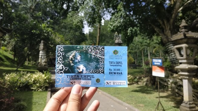 Tiket masuk pancuran Tirtha Empul. (Suara.com/Firsta Putri Nodia)