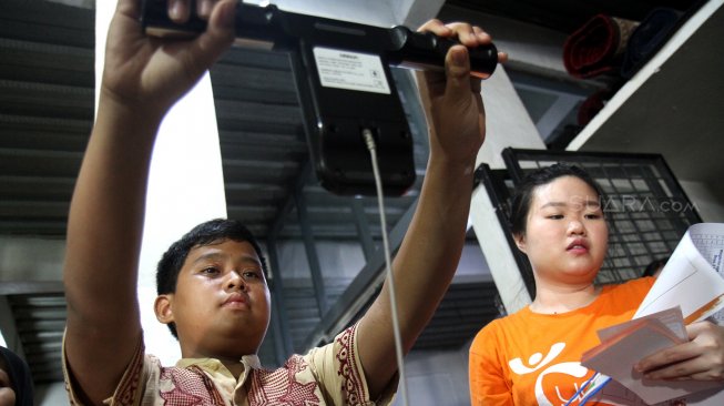 Suasana kunjungan tim PT Arkadia Media Digital Tbk ke Panti Asuhan Anak Yayasan Remaja Masa Depan di kawasan Tebet, Jakarta, Jumat (26/4). [Suara.com/Arief Hermawan P