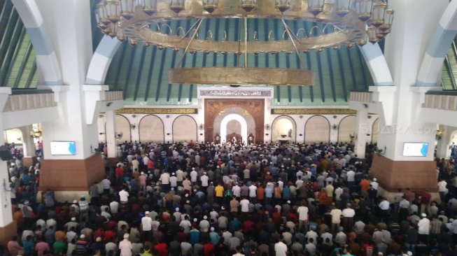 Salat Gaib di Masjid Agung Jawa Tengah. (Suara.com/Alfi)